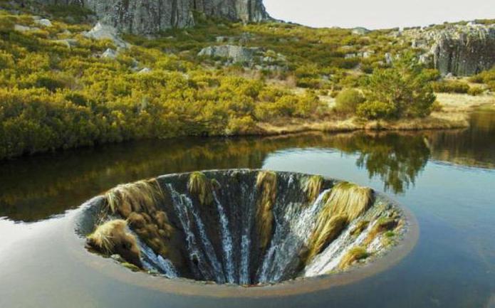 jezero s dírou v portugalsku