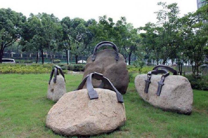 où est installé le monument au sac à main d'une femme ?