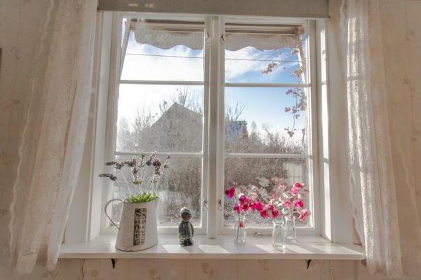 samenstelling op een raam uitzicht in de winter