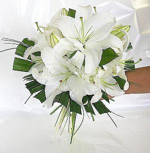 bouquet da sposa di gigli bianchi