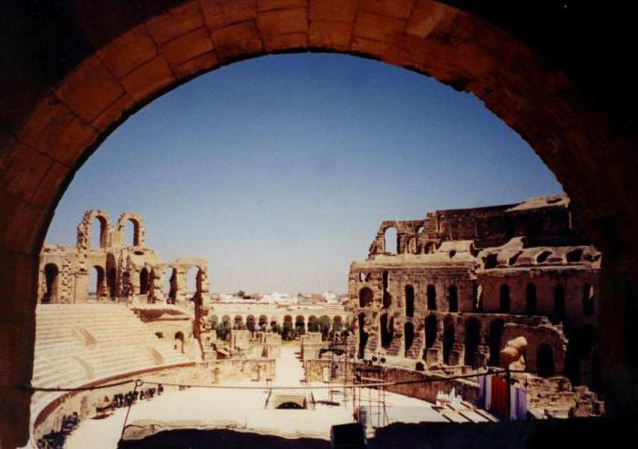 Koloseum v meste Tunisko