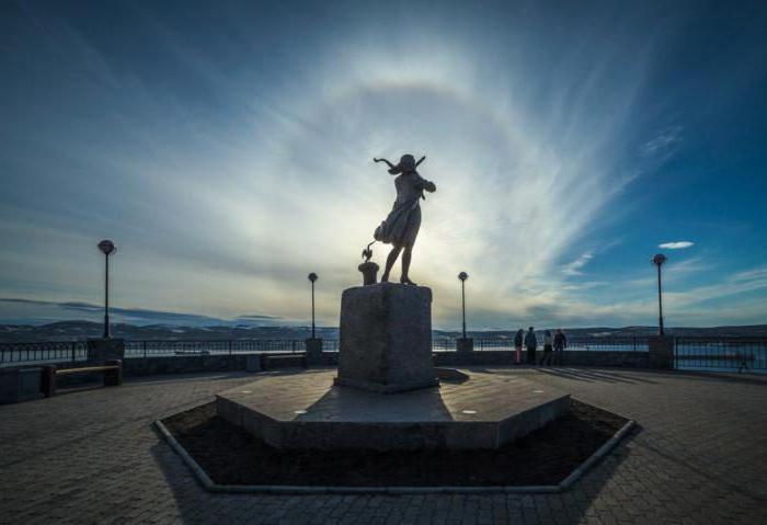 monumento alla donna in attesa a Murmansk dove si trova