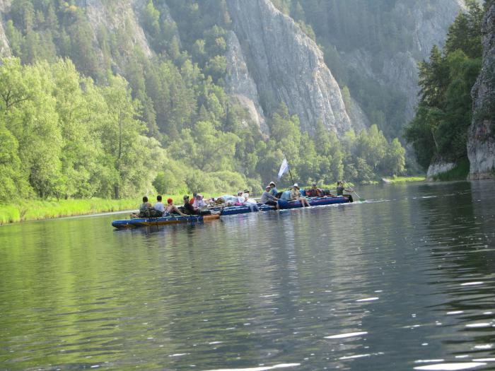 rafting en el río foto en blanco 