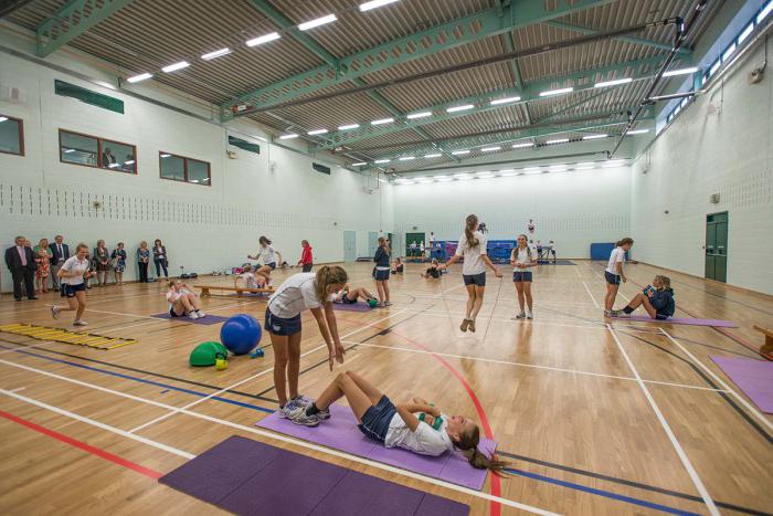 exercices acrobatiques dans les cours d'éducation physique 