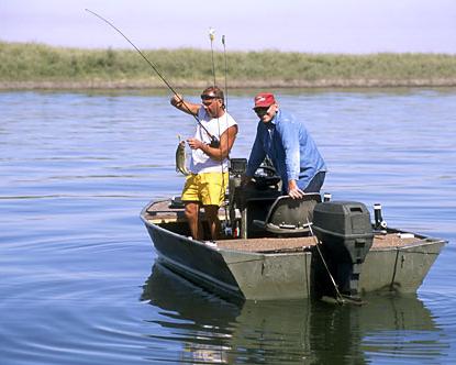 ψάρεμα από μια βάρκα στο ρεύμα