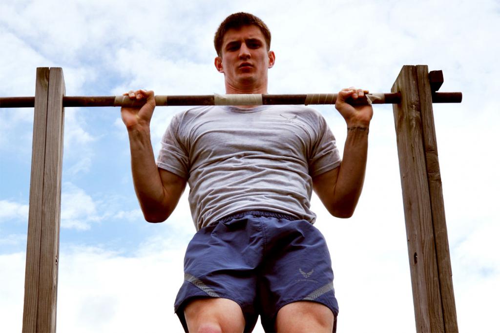 Pull-ups en la barra horizontal