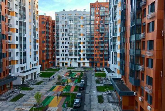 woongebouw met meerdere appartementen met niet-residentiële gebouwen 