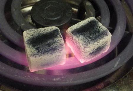 스토브에 물 담뱃대에 석탄을 불에 태우는 법