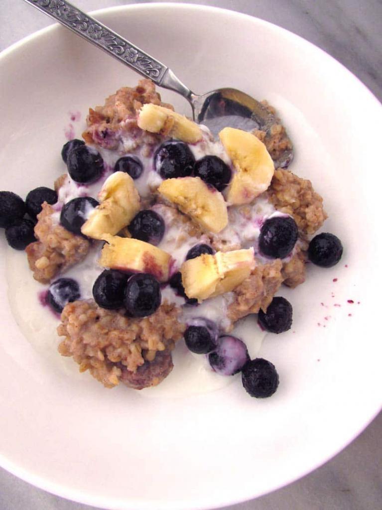 Haferflocken mit getrockneten Früchten und Beeren