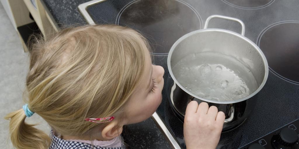 kinderen en kokend water