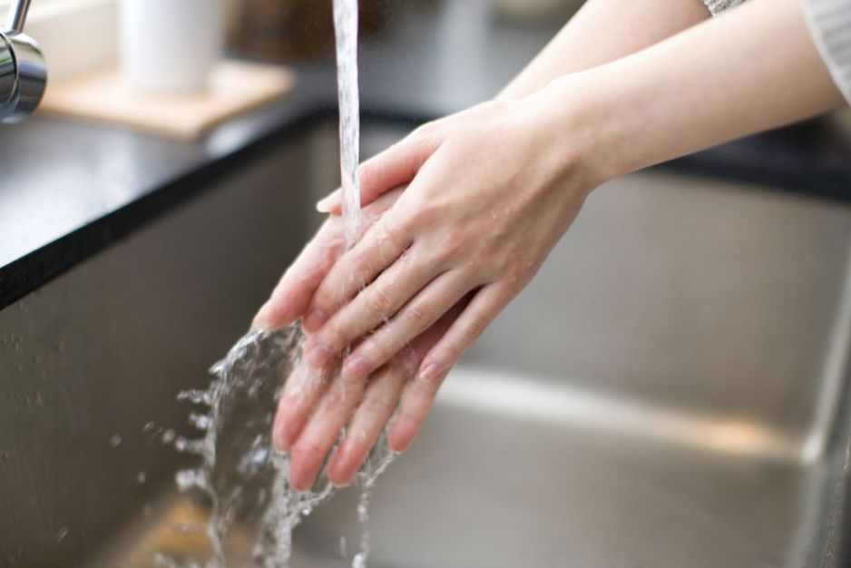 Ayuda con agua hirviendo en casa.